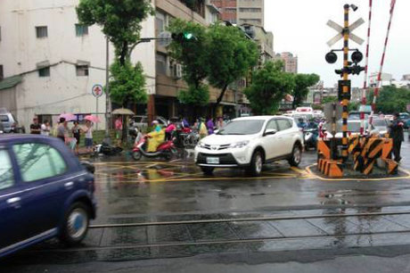 汽車把機車撞進台鐵平交道自強號急煞6班次誤點 新唐人亞太電視台