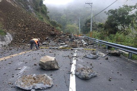 阿里山公路十字段坍方上山賞花遊客注意路況 新唐人亞太電視台