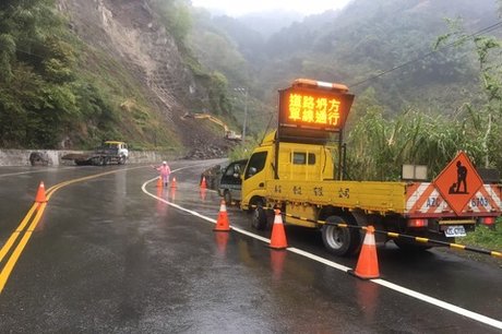 阿里山公路十字段坍方上山賞花遊客注意路況 新唐人亞太電視台