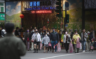 全台受大陸冷氣團影響，今晚各地越晚越冷，預估這波冷空氣最強時段是入夜至明天清晨，大年初一才會減弱。示意圖。（圖／中央社）