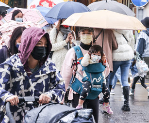 氣象局表示，13日晚間開始，台灣受到鋒面影響，到14日天白天雨勢明顯，中部以北、東北部可能有大雨，其他地區為短暫陣雨，中部以北、東北部14日天低溫約攝氏12至14度，3000公尺以上高山可望降雪。示意圖。（圖／中央社）