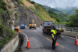 台中市警察局和平分局表示，台8線77公里處和平區梨山路段31日下午發生上邊坡坍方，造成道路雙向受阻，幸未造成意外事故，警方到場擺放交通錐實施交管，工程人員展開搶修。（圖／警方提供）