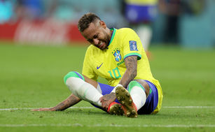 巴西世足大將內馬爾（圖） （Neymar）腳踝扭傷，將缺席下場比賽。內馬爾在社群媒體Instagram發文說，「今天是我職涯中最艱難的時刻之一…又一次在世界盃受傷」，但相信有望歸隊。（圖／GettyImages）