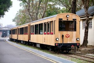 阿里山林業鐵路新一代檜木車廂-福森號（阿里山林鐵及文資處提供）