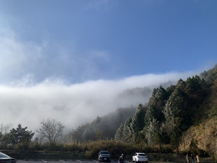 太平山國家森林遊樂區見晴懷古步道附近27日上午8時轉晴，一眼望去大片雲海及雲瀑湧現，籠罩太平山莊。（圖／太平山國家森林遊樂區提供）