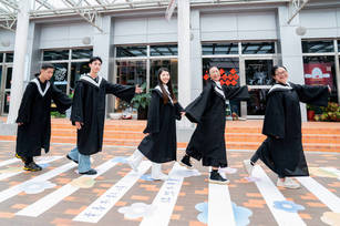 畢典以「一起‧走花路」為主題，祝福畢業生踏入社會能如花綻放。