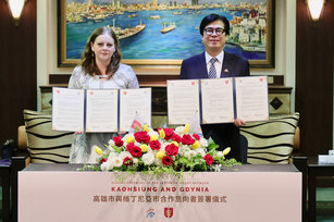 高雄市長陳其邁與格丁尼亞市科西奧雷克（Aleksandra Kosiorek）市長簽署合作意向書，交流智慧城市治理等議題。（高雄市政府行國處提供）