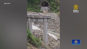 四川康定山洪泥石流 多輛車子墜橋