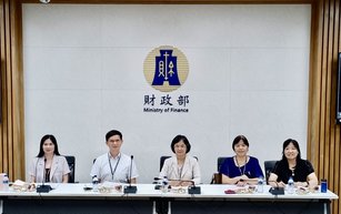 財政部北區國稅局辦理財政部記者座談會，左起王淑芬組長、陳正興組長、李怡慧局長、吳海燕組長、黃淑貞組長。（北區國稅局 提供）