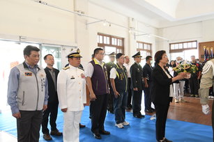 民國113年「彰化縣各界秋祭國殤大典」由彰化縣長王惠美及陸軍第10軍團指揮官李中將擔任主祭。（彰化縣政府提供）