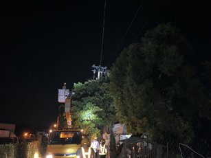 台電調派中南部同仁馳援屏東漏夜持續傾力搶修(台電提供)