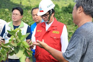 市長陳其邁前往燕巢關懷芭樂農損，同時承諾向中央爭取以全品項現金救助。（高雄市政府提供）