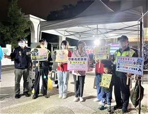 彰化警分局結合彰化縣政府辦理災民夜宿體驗活動，並做反毒反詐騙宣導。（彰化縣警察局彰化分局）