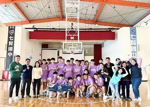 青年國中籃球隊參加高市國中聯賽6戰全勝，締造4連霸佳績，將代表高雄市力戰全國賽。（高雄市教育局提供）